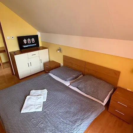 2 Apartment, Hriadky, アパート