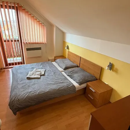 アパート 2 Apartment, Hriadky, *