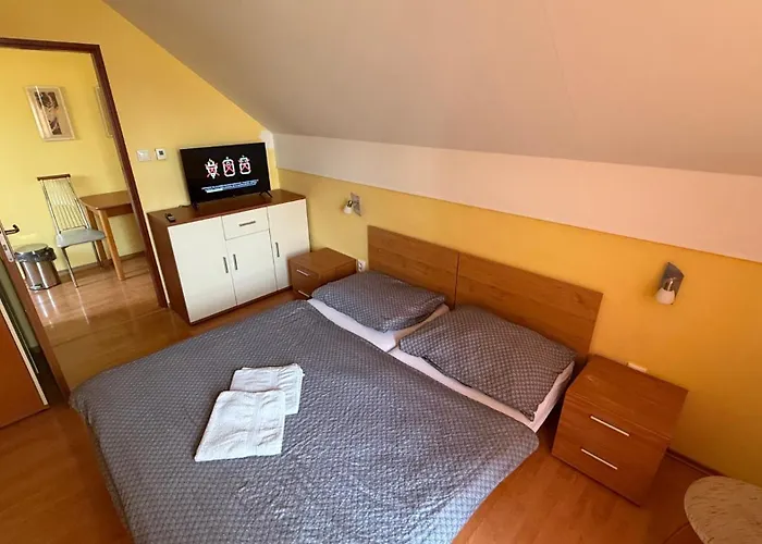 2 Apartment, Hriadky, דירה